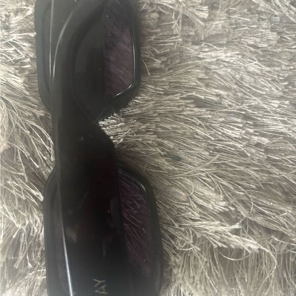 Quay sunglasses oversized glasses cat eye frames hyped up accessory box eye wear main image 6